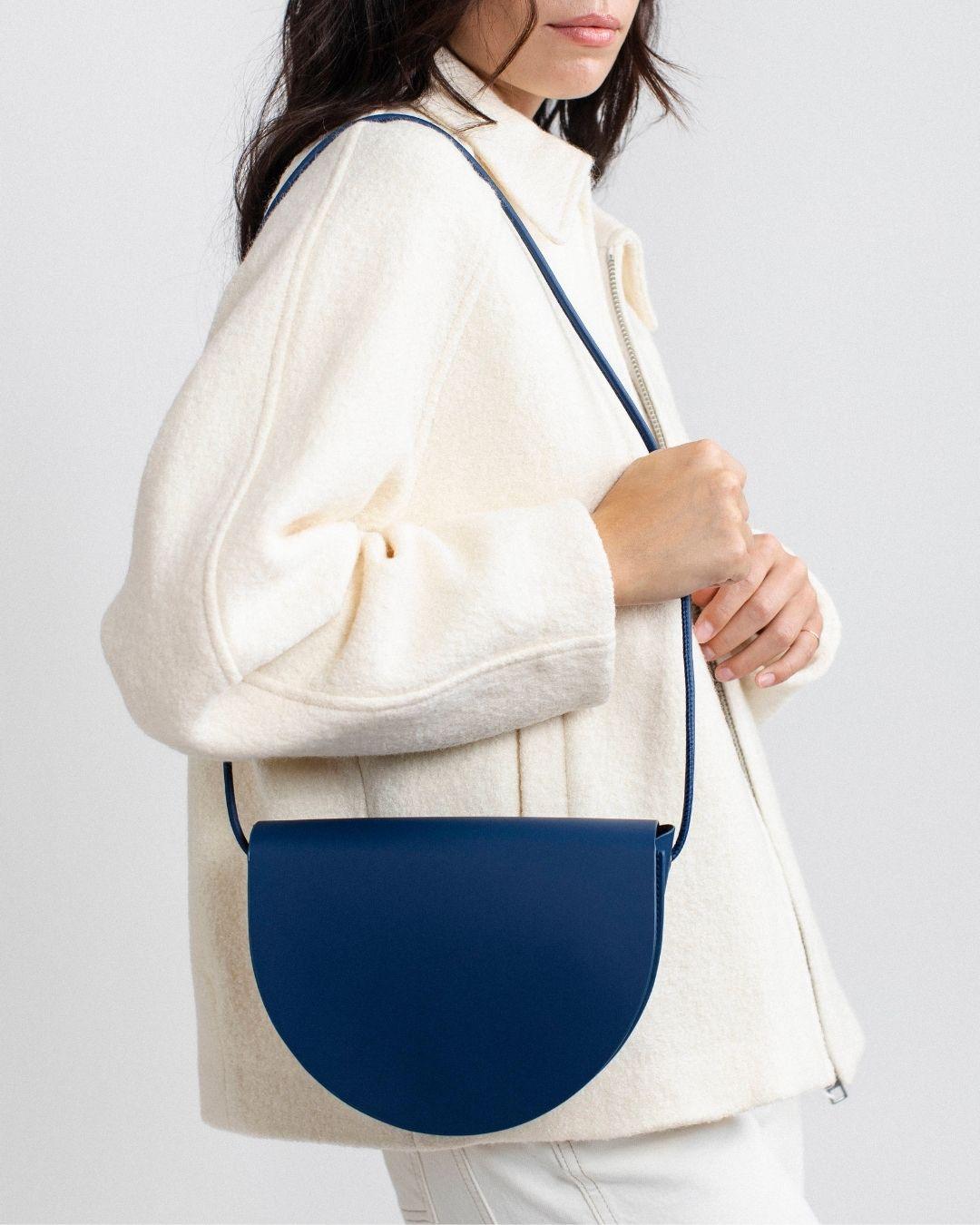 Sac à main bleu à porter épaule ou main
