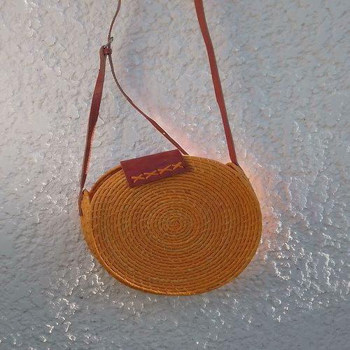 Sac bandoulière rond en raphia – rabat cuir