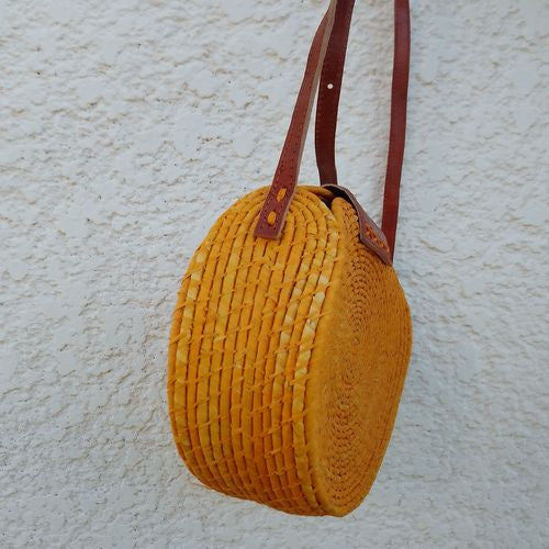 Sac bandoulière rond en raphia – rabat cuir