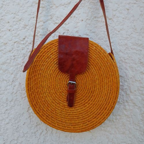 Sac bandoulière rond en raphia – rabat cuir