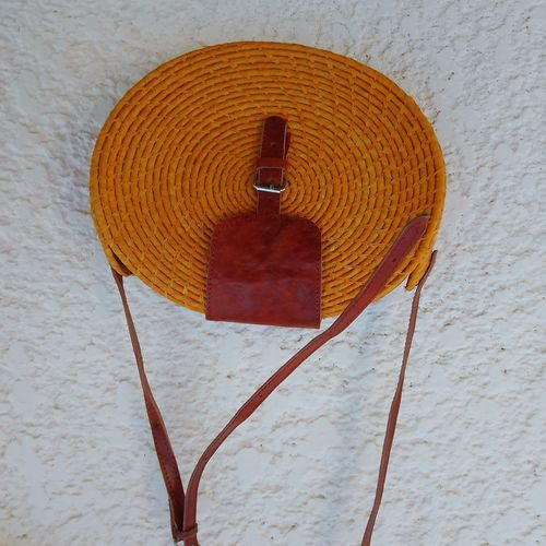 Sac bandoulière rond en raphia – rabat cuir