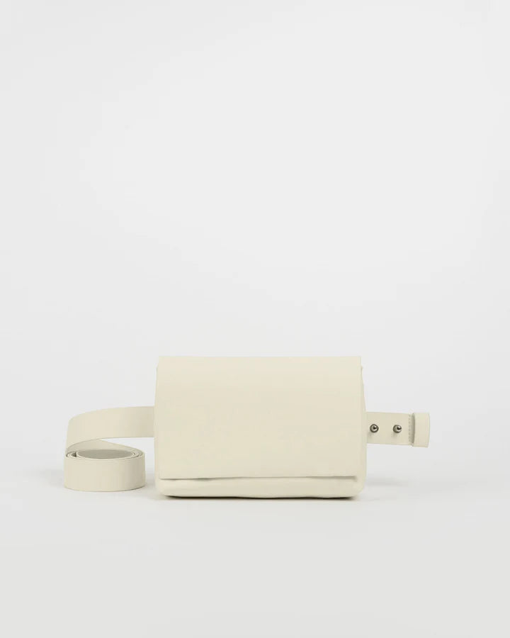 Modèle artisanal de Sac à main baguette en forme de banane multiposition en cuir
