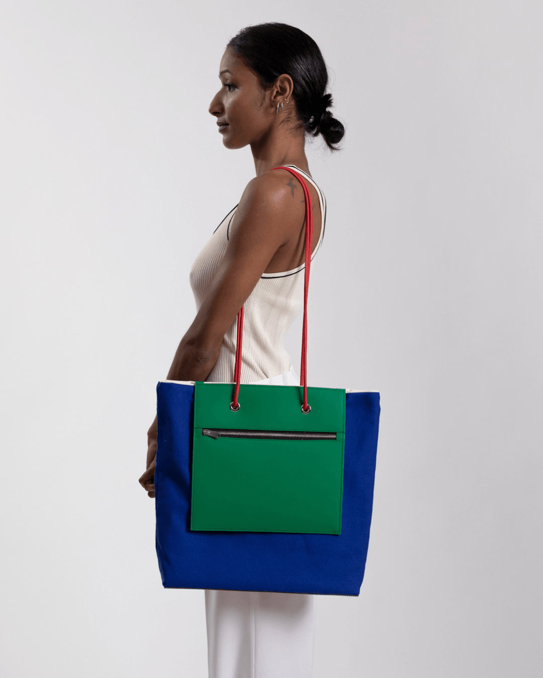 Un Sac à main multicolor de fourre-tout réversible et de grande capacité