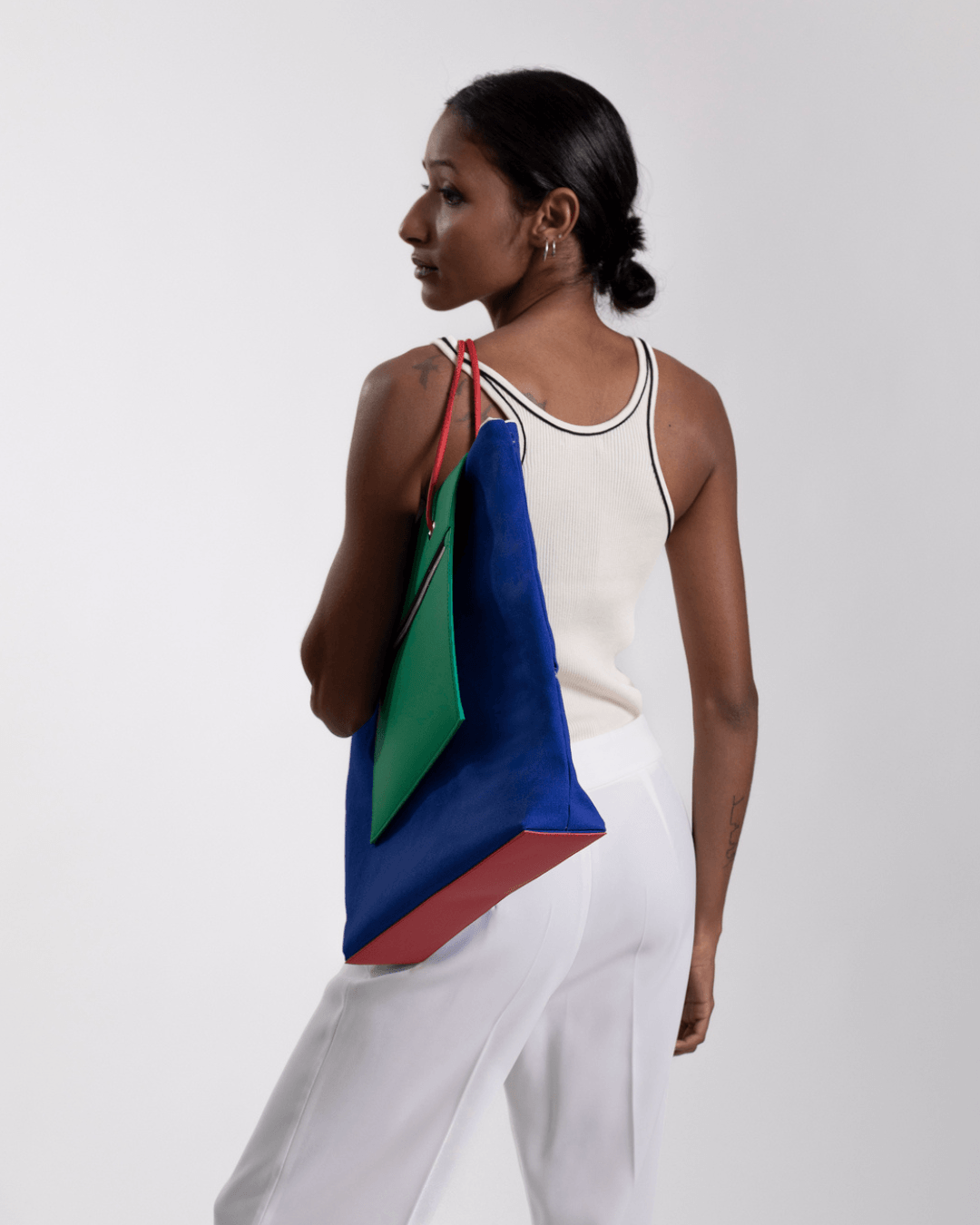 Un Sac à main multicolor de fourre-tout réversible et de grande capacité