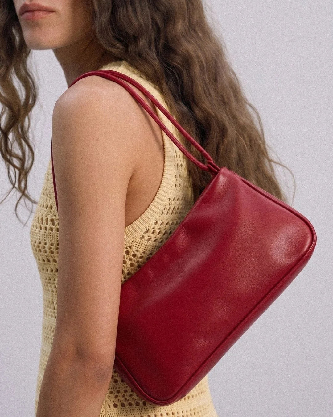 Sac bandoulière Loli rouge en cuir tanné végétal – vue dos – Bmassy