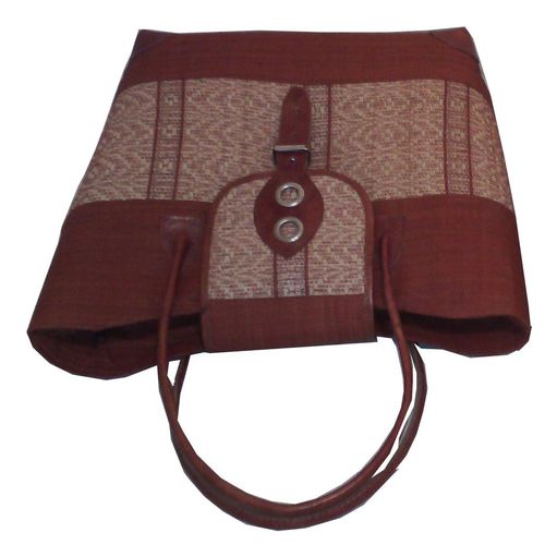 Sac à main en raphia artisanal