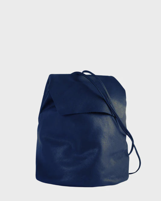 Détail sac à dos cuir bleu coutures artisanales espagnoles