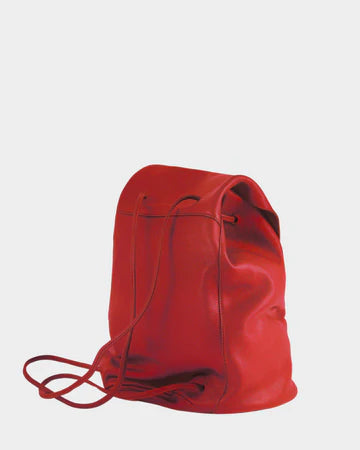 Sac à dos rouge cuir vue latérale design audacieux