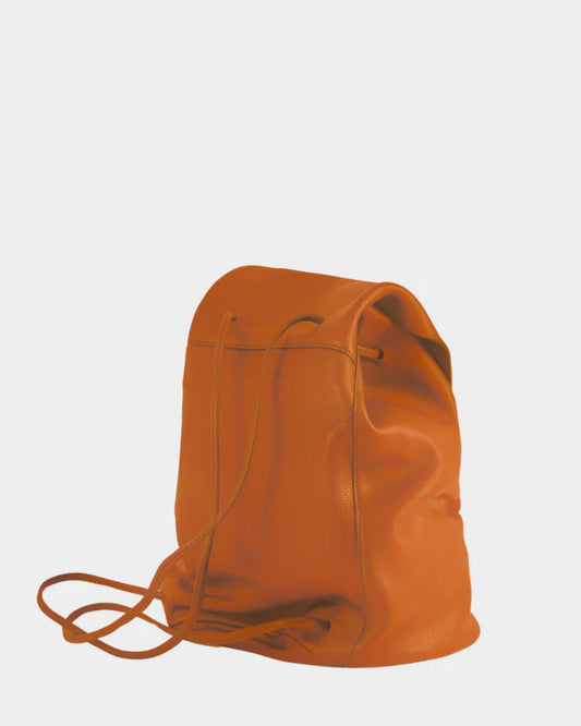 Sac à dos orange cuir vue profil design moderne