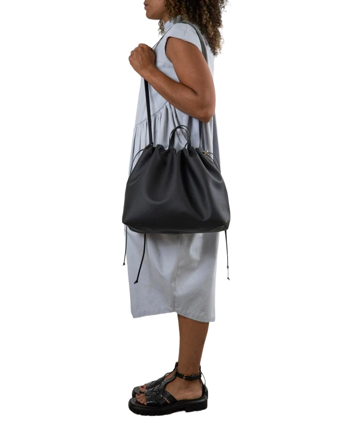 Sac bandoulière cuir végétal noir femme ANGELINES - détail qualité - Maroquinerie artisanale premium