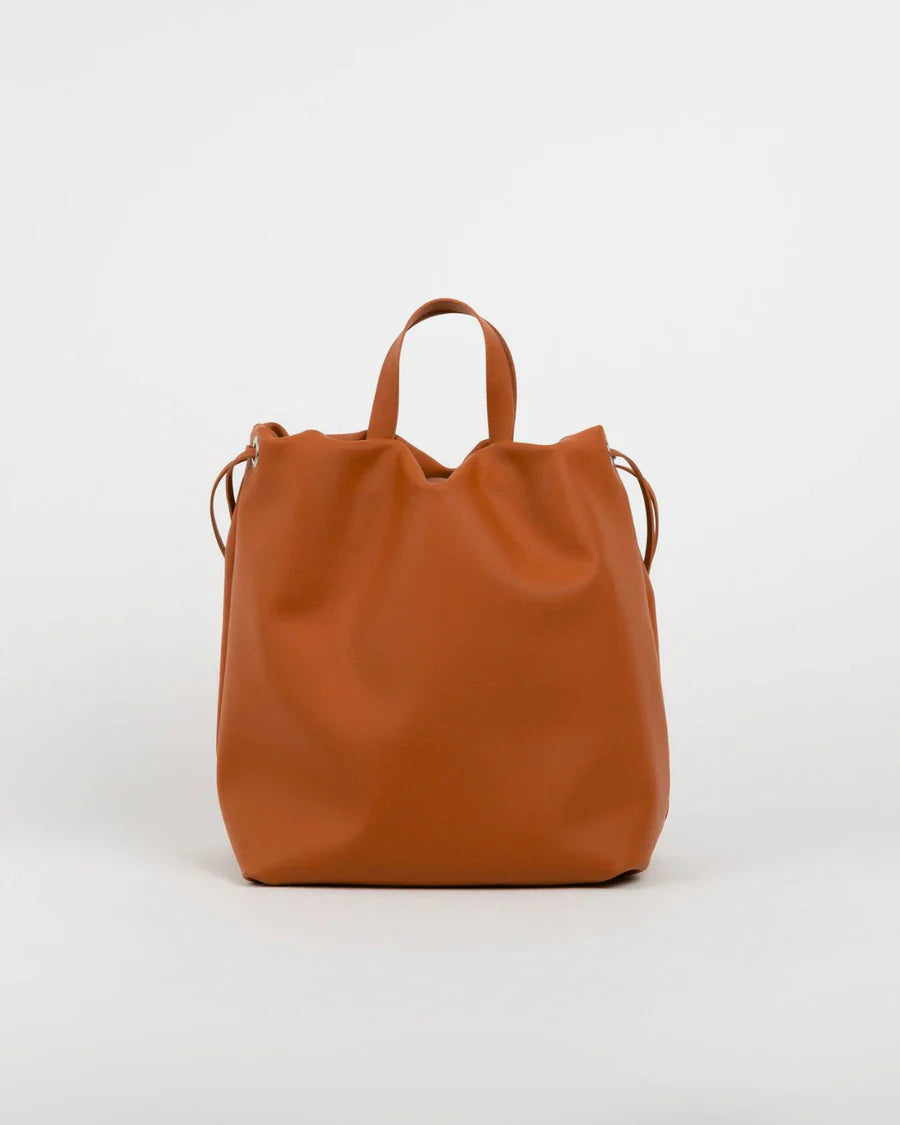 La collection ANGELA réinvente le sac à main artisanal avec un design épuré, intemporel et durable. Fabriqué à la main en Espagne à partir de cuir bovin biologique au tannage végétal, chaque sac est unique et évolue magnifiquement avec le temps. 