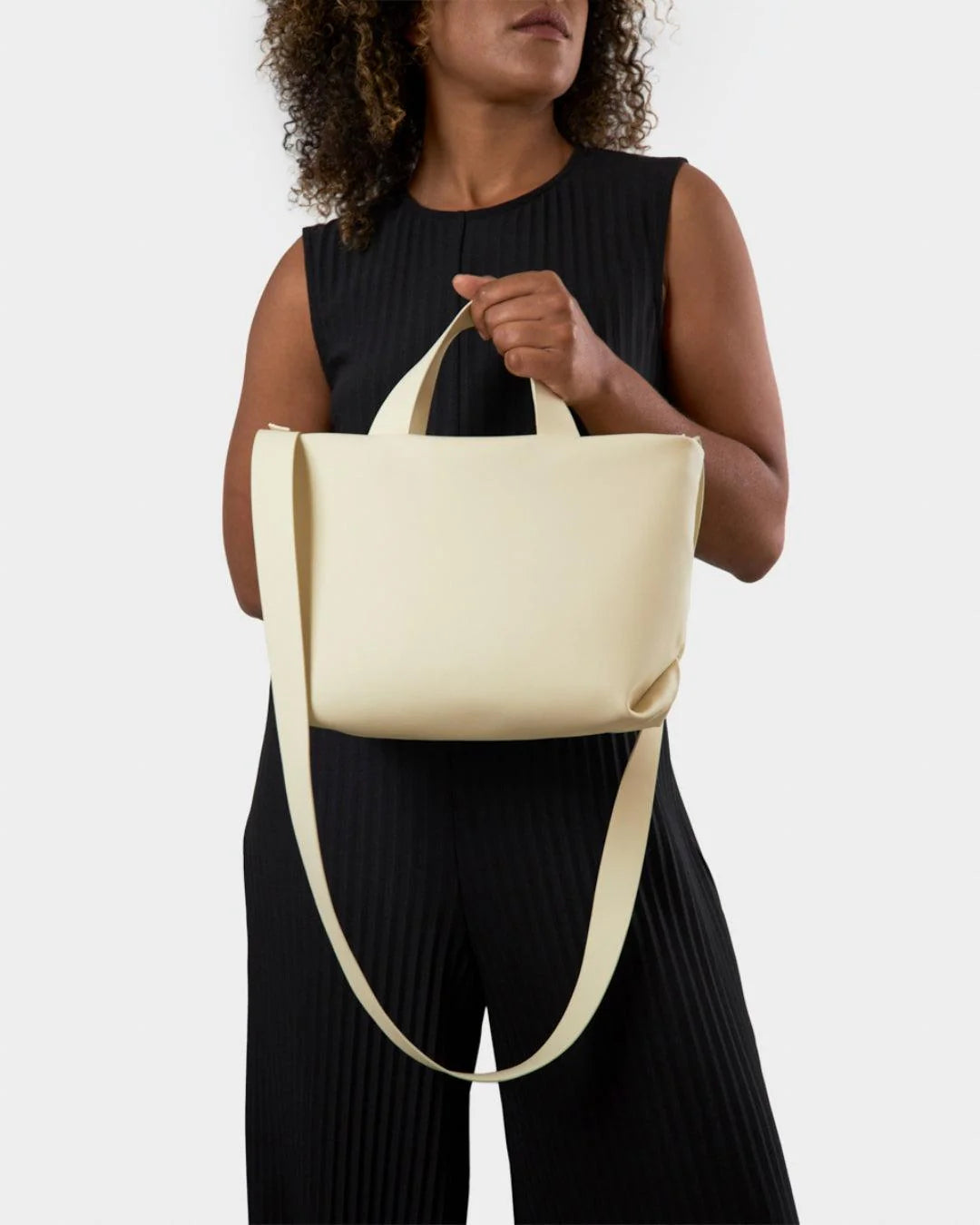 Sac à main fourre-tout écoresponsable blanc en peau végétale, porté – Bmassy 