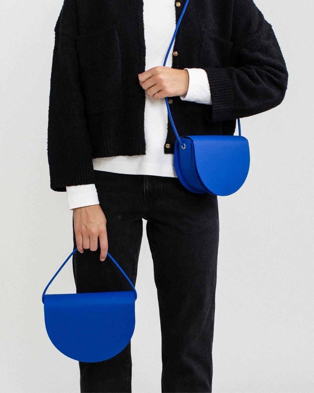 Sac à main bleu à porter épaule ou main