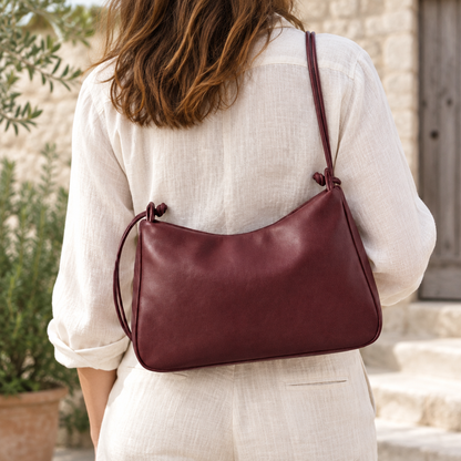 Sac bandoulière LOLI bordeaux porté sur le dos, fait main - BMASSY