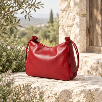 Sac à main LOLI rouge dans un décor naturel, fait main - BMASSY