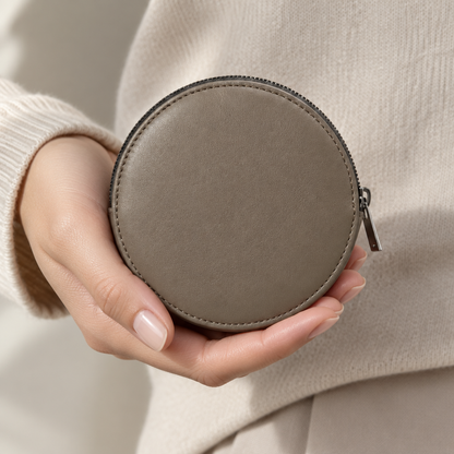 Pochette Almita Grande en cuir gris tenue à la main 