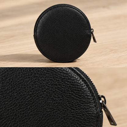 Pochette Almita Grande en cuir noir posée sur une table 