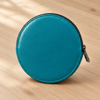 Pochette Almita Grande en cuir turquoise posée sur une table