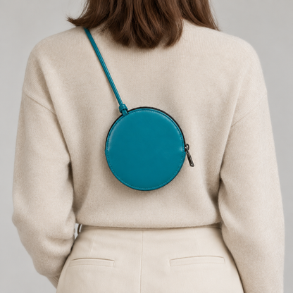 Pochette Almita Grande en cuir turquoise tenue à la main