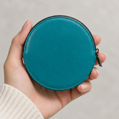 Pochette Almita Grande en cuir turquoise tenue à la main
