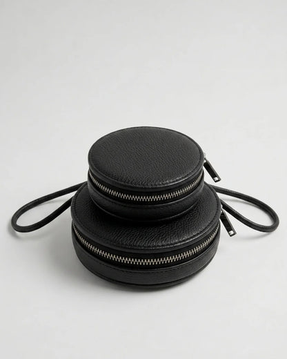 Mini sac rond en cuir noir Almita Mini avec sa bandoulière