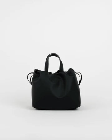 ANGELA Noir – L'élégance intemporelle du cuir végétal artisanal, éthique et taille moyenne