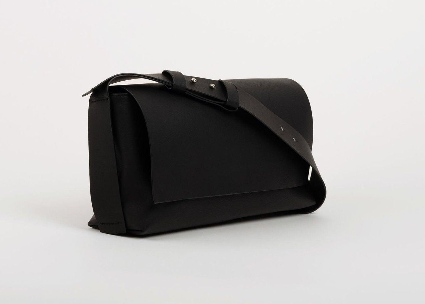 Sac baguette Fernanda Bmassy, cuir tanné végétal, fermeture aimantée, vue de face