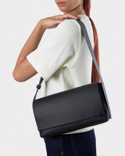 Sac baguette Fernanda noir en cuir tanné végétal – détail texture – Bmassy
