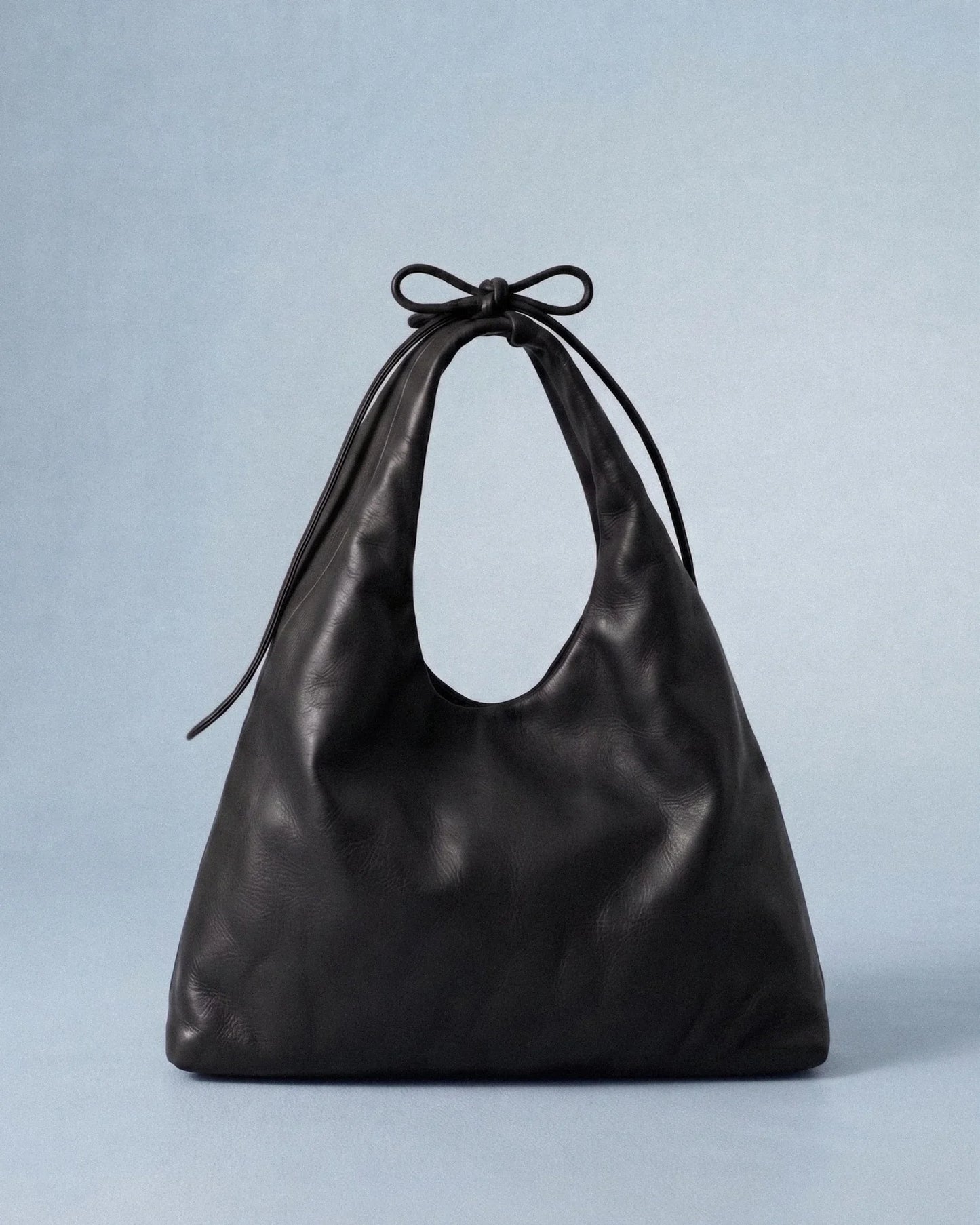 Sac hobo LOLES cuir tanné végétal coloris noir – Bmassy 