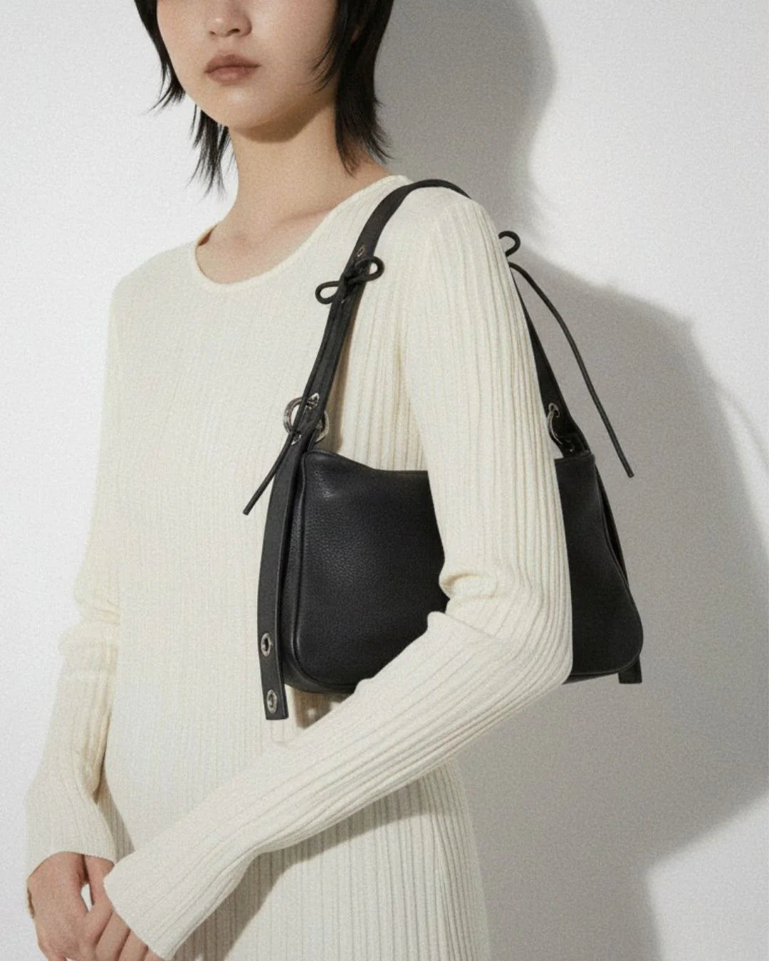 Sac bandoulière LOLI cuir tanné végétal coloris noir, vue de face – Bmassy 
