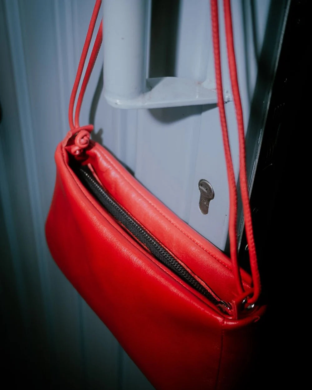 Détail fermeture YKK et cuir tanné végétal du sac Lolita Bmassy