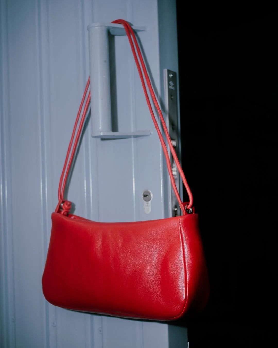Petit sac bandoulière LOLITA cuir tanné végétal porté à l'épaule – Bmassy 