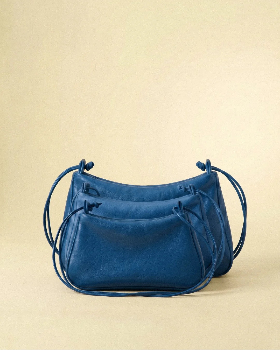 Sac bandoulière Lolita Bmassy cuir tanné végétal bleu ciel