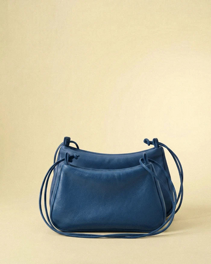Sac bandoulière Lolita Bmassy cuir tanné végétal bleu ciel artisanal