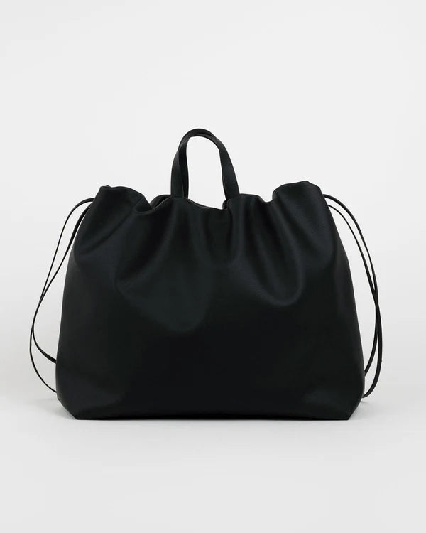 ANGELINES noir – sac bandoulière cuir végétal porté épaule – Bmassy