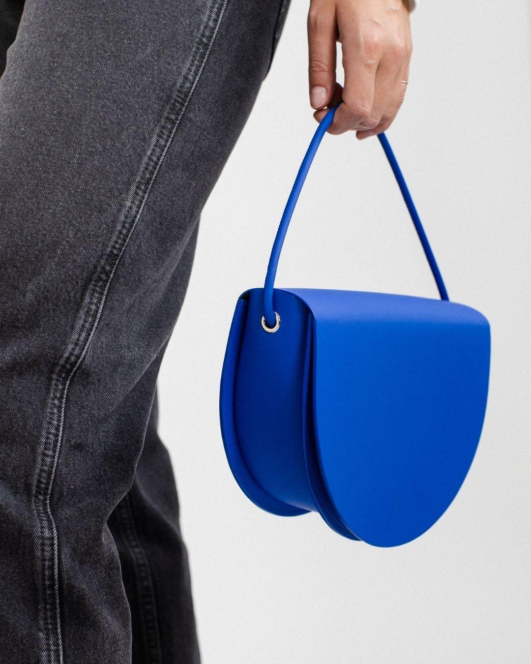 Sac à main bleu en forme de demi-lune
