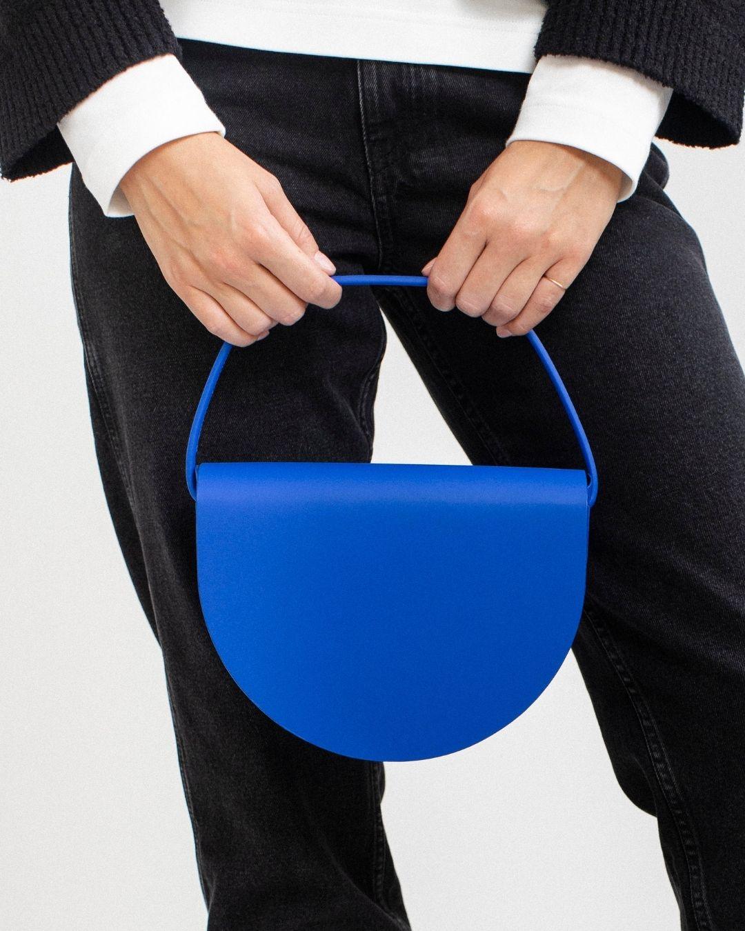 Sac à main bleu en forme de demi-lune
