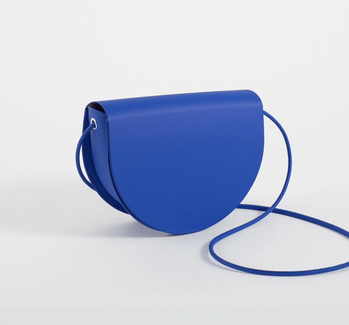Sac à main bleu en forme de demi-lune