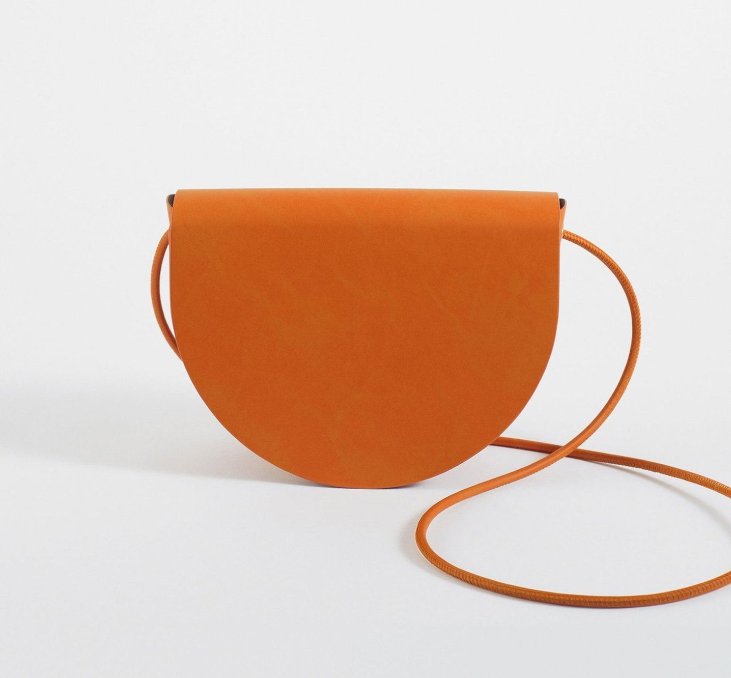 Un sac à main femme en forme de demi-lune