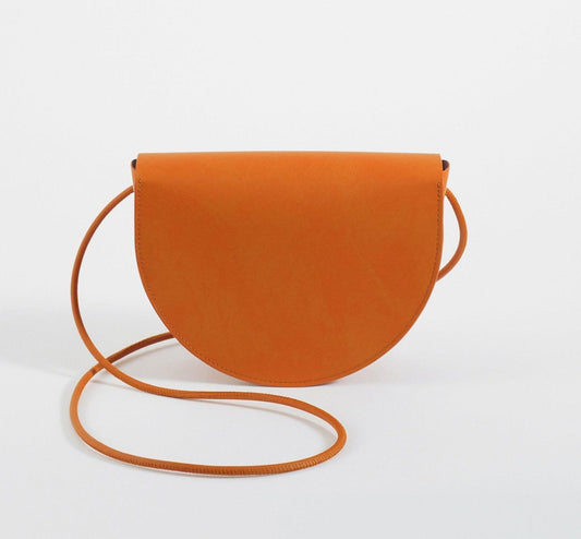 Un sac à main femme en forme de demi-lune