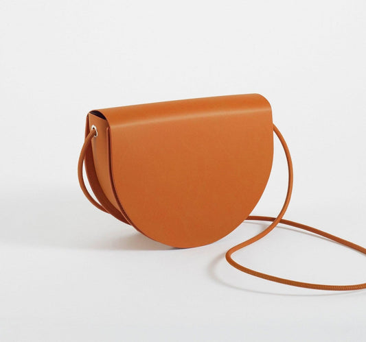 Un sac à main femme en forme de demi-lune