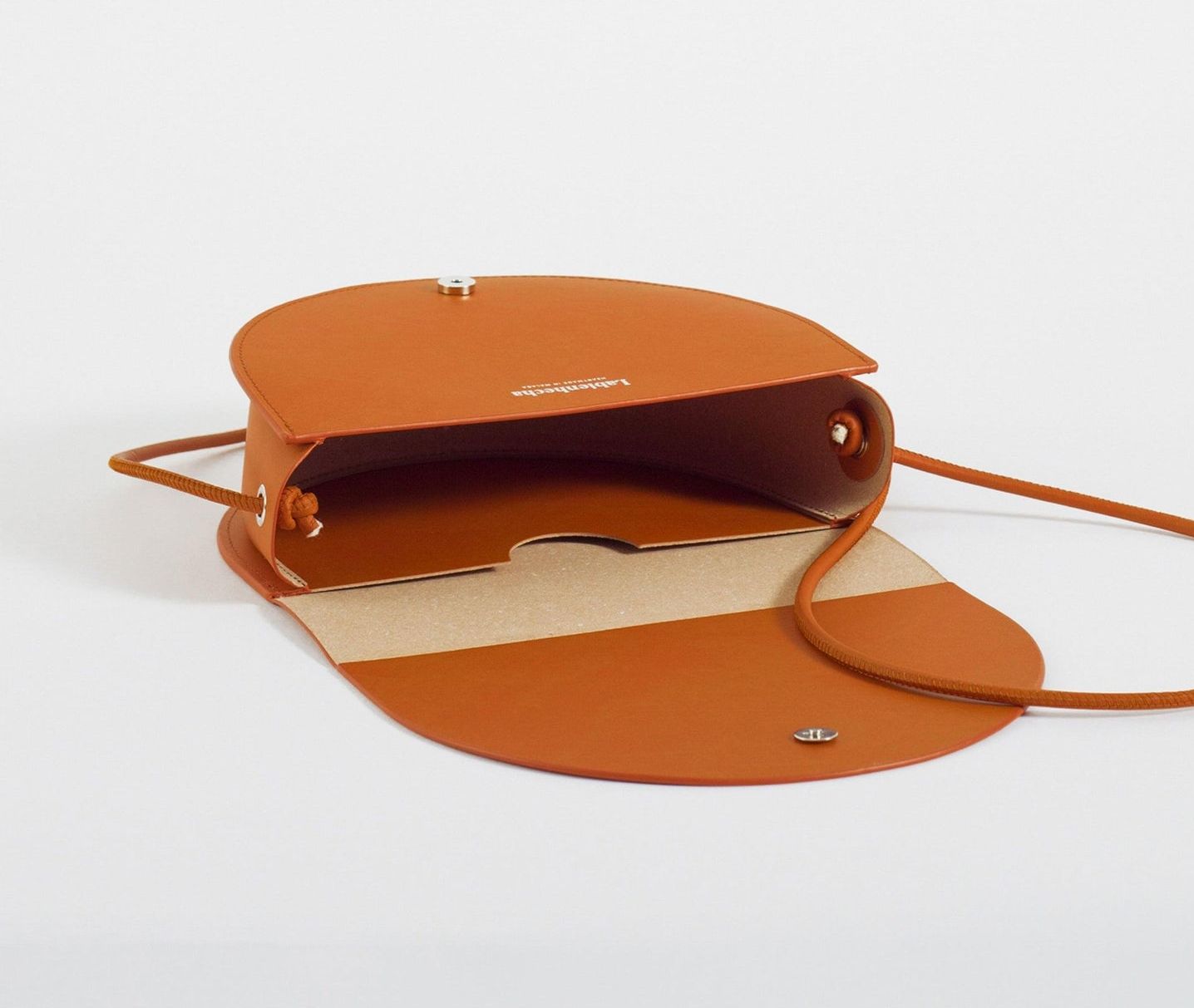 Un sac à main femme en forme de demi-lune