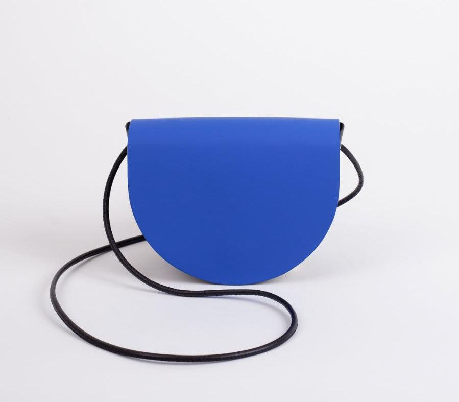 Sac à main bleu en forme de demi-lune