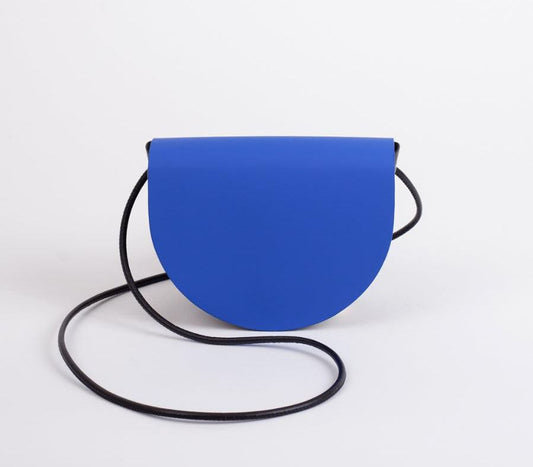 Sac à main bleu en forme de demi-lune
