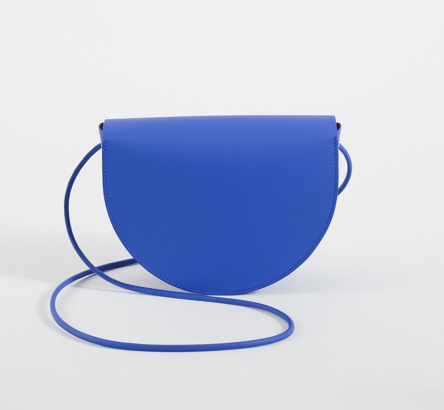 Sac à main bleu en forme de demi-lune