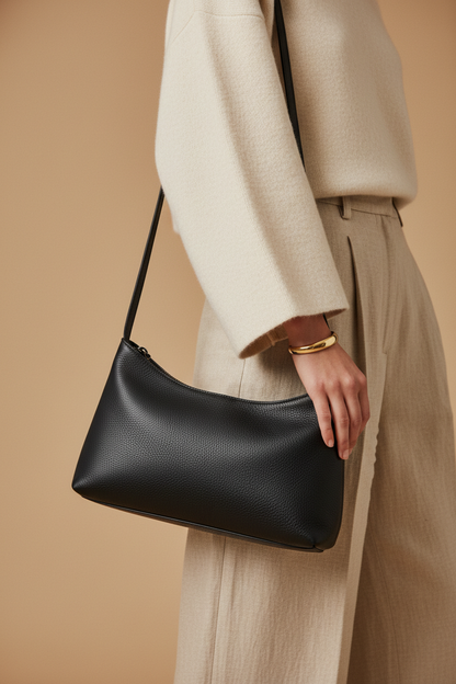 Sac baguette Fernanda noir en cuir tanné végétal – tenu en main – Bmassy