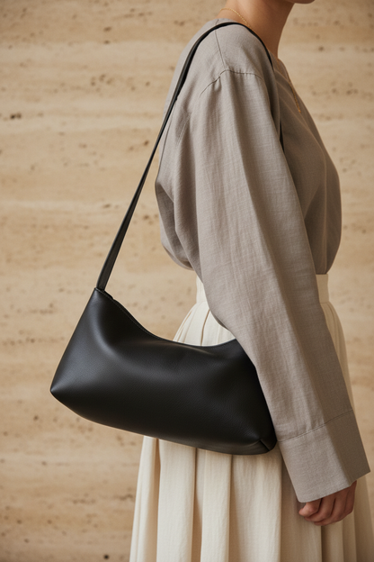 Sac baguette Fernanda noir en cuir tanné végétal – porté épaule – Bmassy