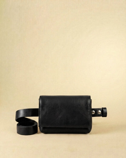Sac ceinture Fernandita en cuir noir, vu de face avec sa ceinture enroulée, Bmassy.