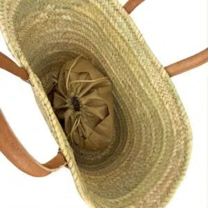 Grand panier cabas en raphia beige naturel vu de dessus, avec anses en cuir camel et intérieur visible