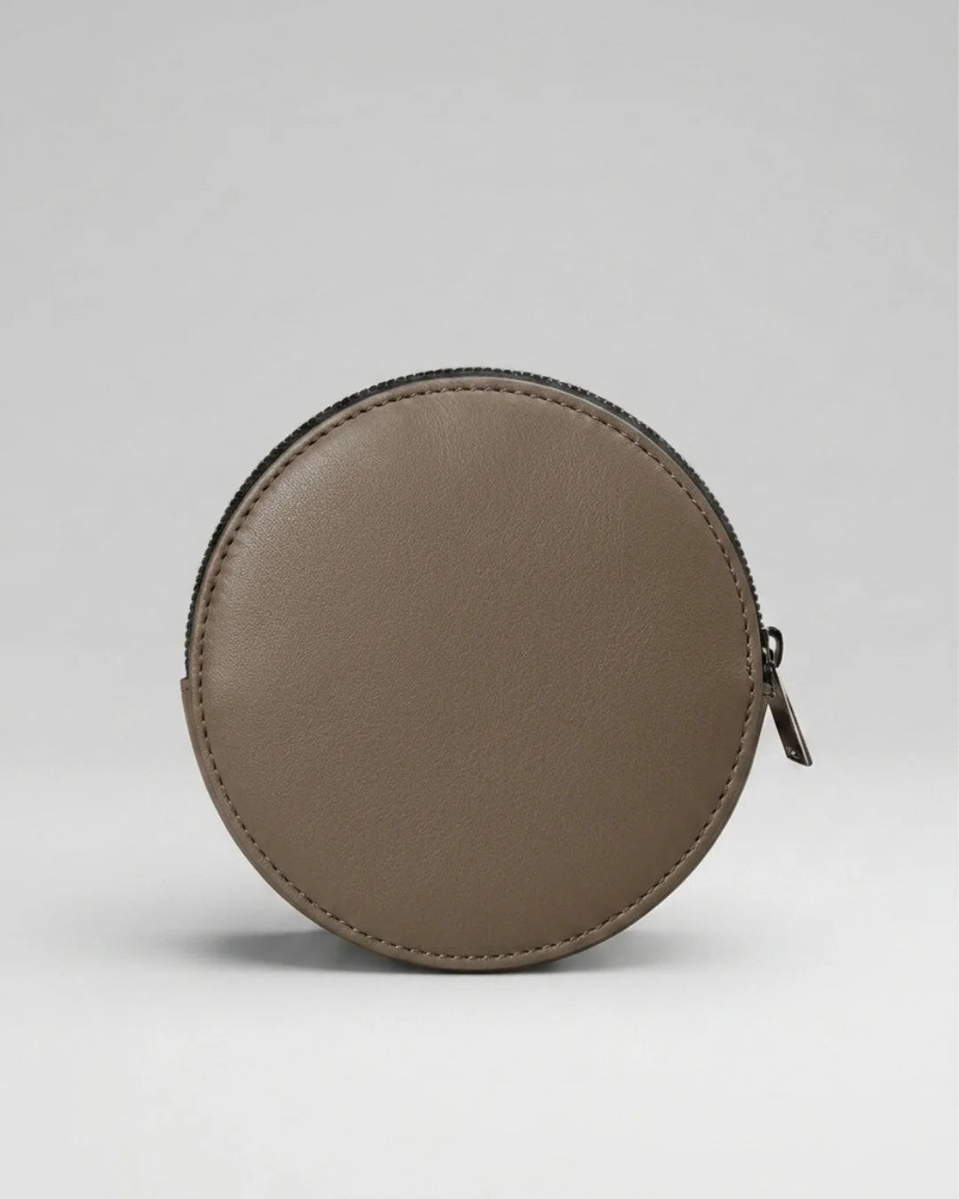 Pochette cylindrique Almita Grande en cuir gris, vue de face bmassy